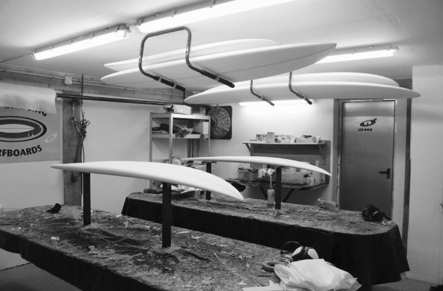Olivier Gricourt dans son atelier de shape à Hossegor
